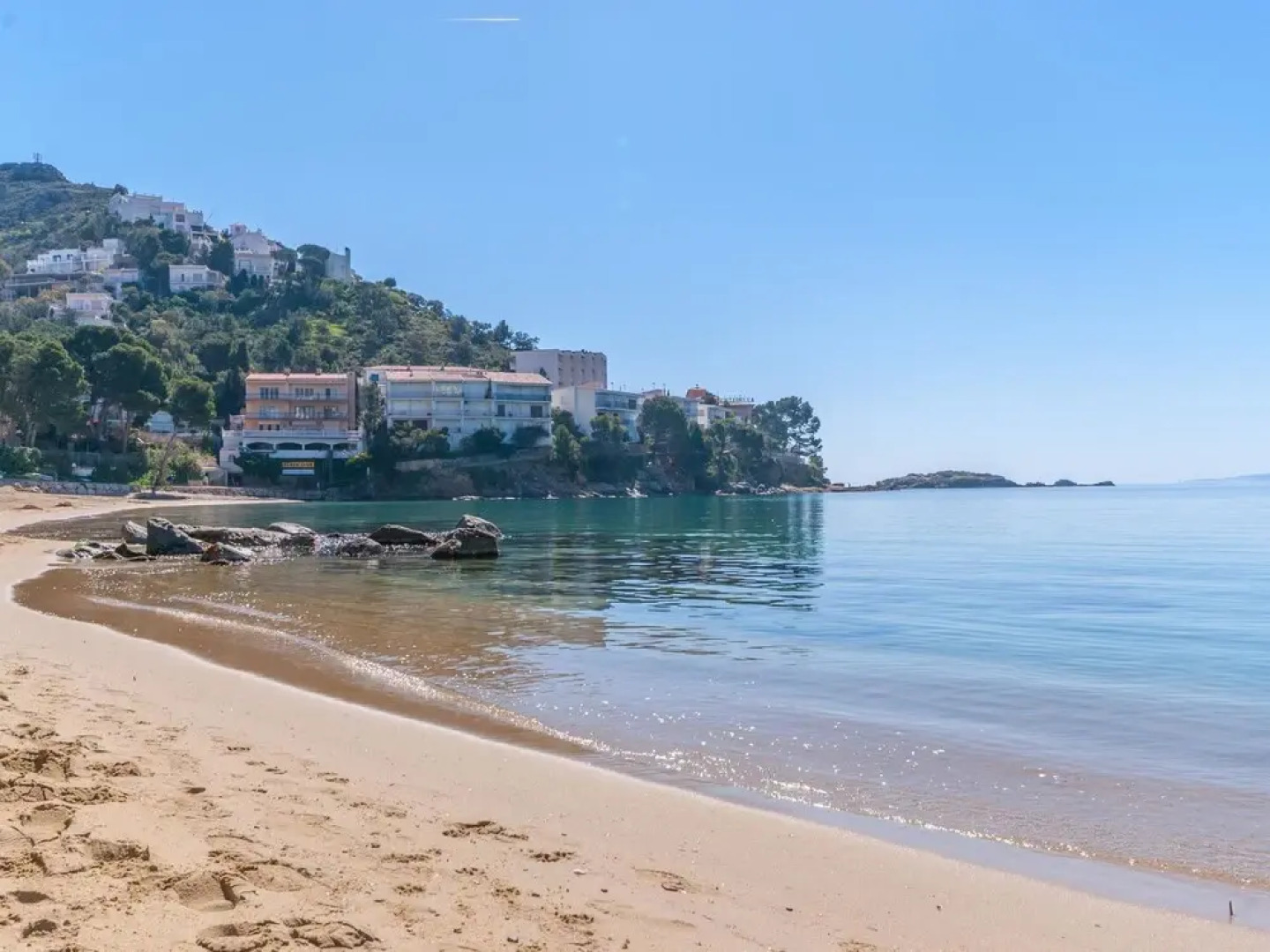 Fantastic Villa for 6 People With Communal Pool in Vilacolum