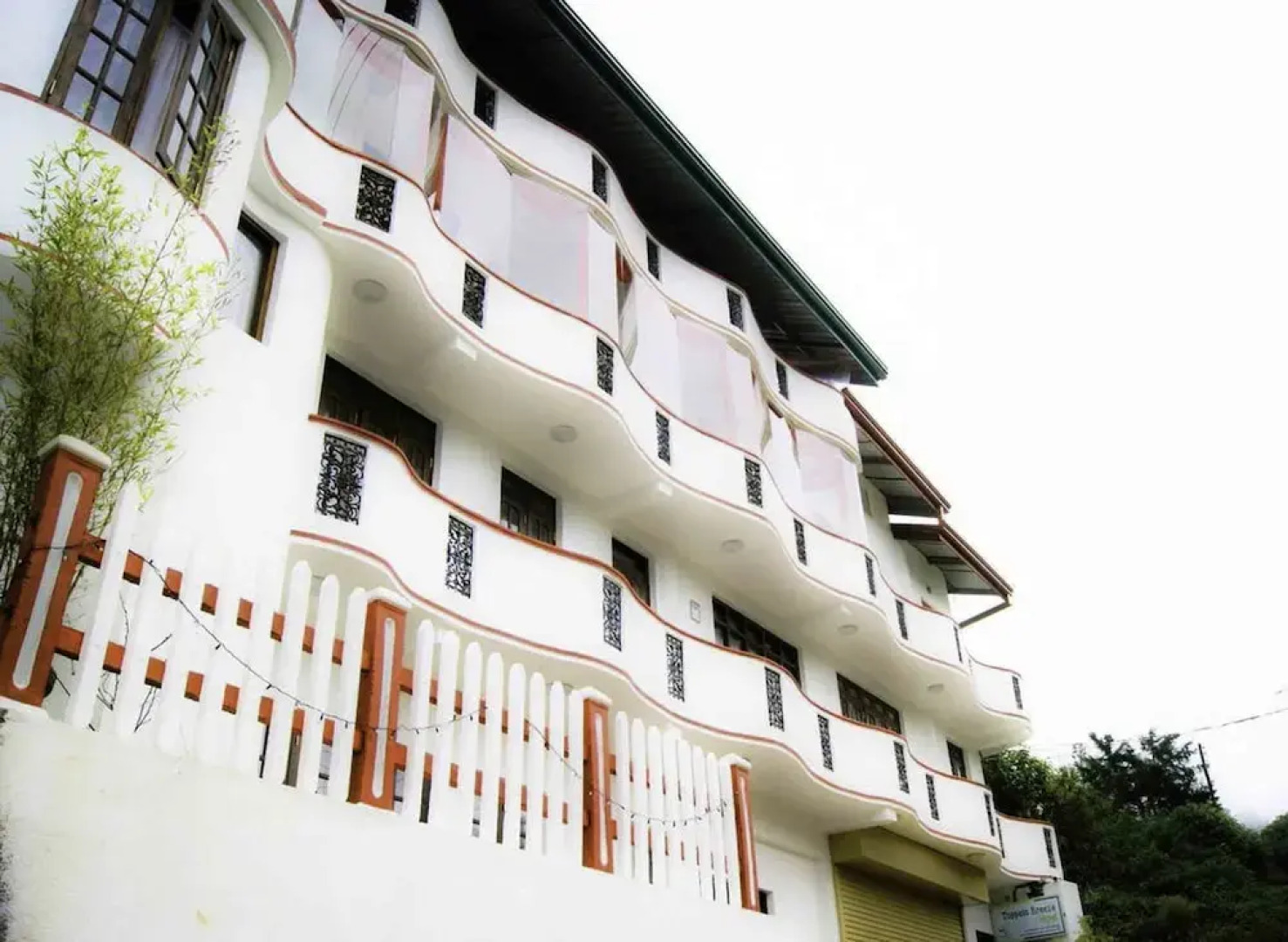 Yoho Toppass Breeze Hotel