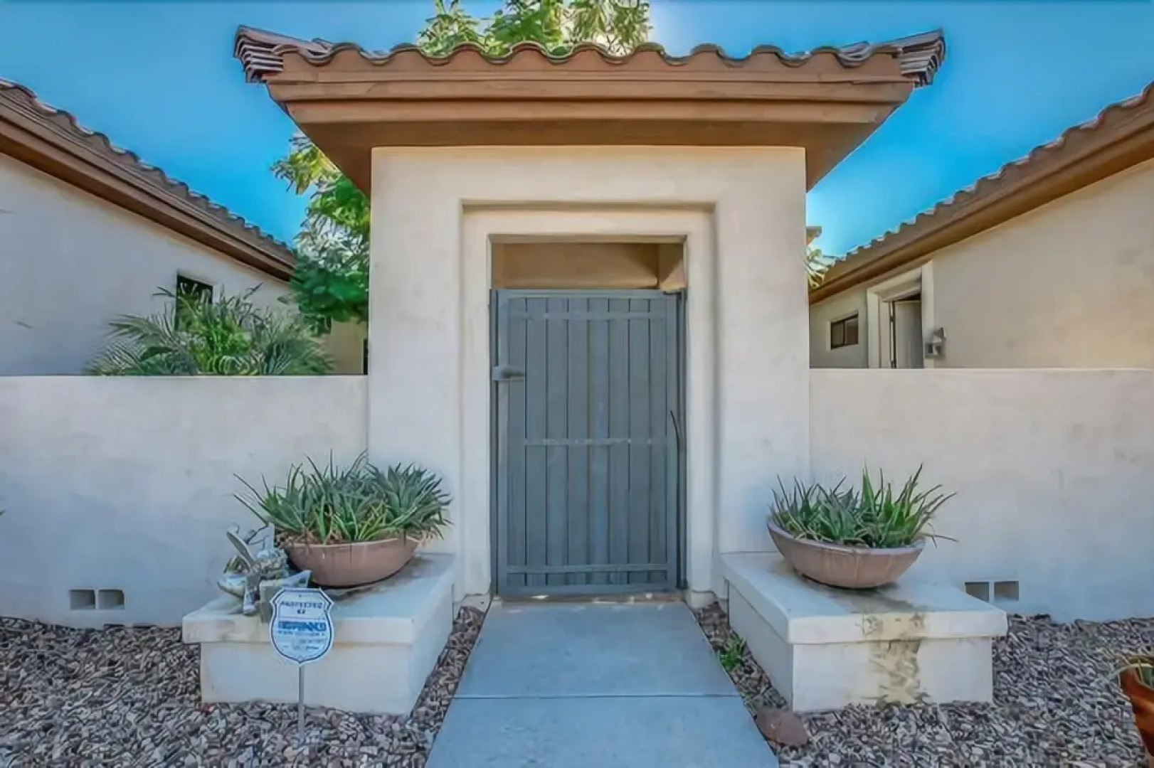 Elm St - 1 Br home by RedAwning