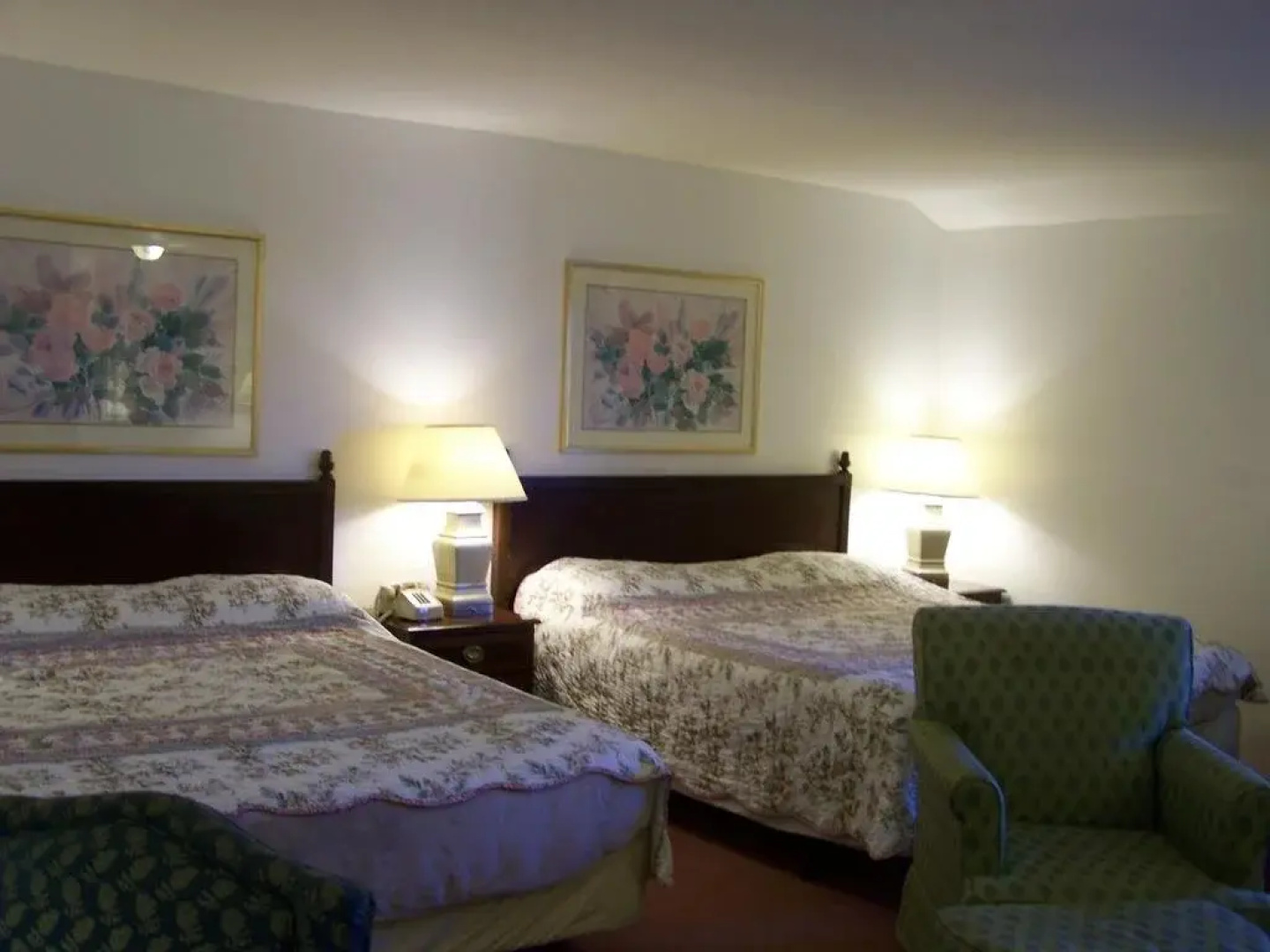 Golden Knight Inn and Suites