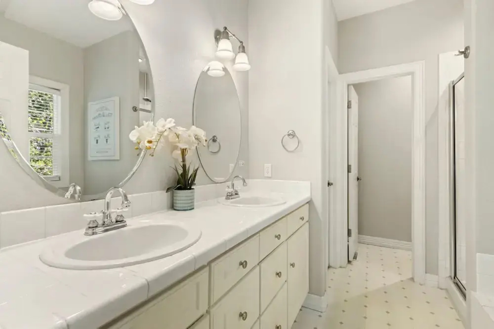 Fabulous Family-friendly Retreat by Windsor Lake!