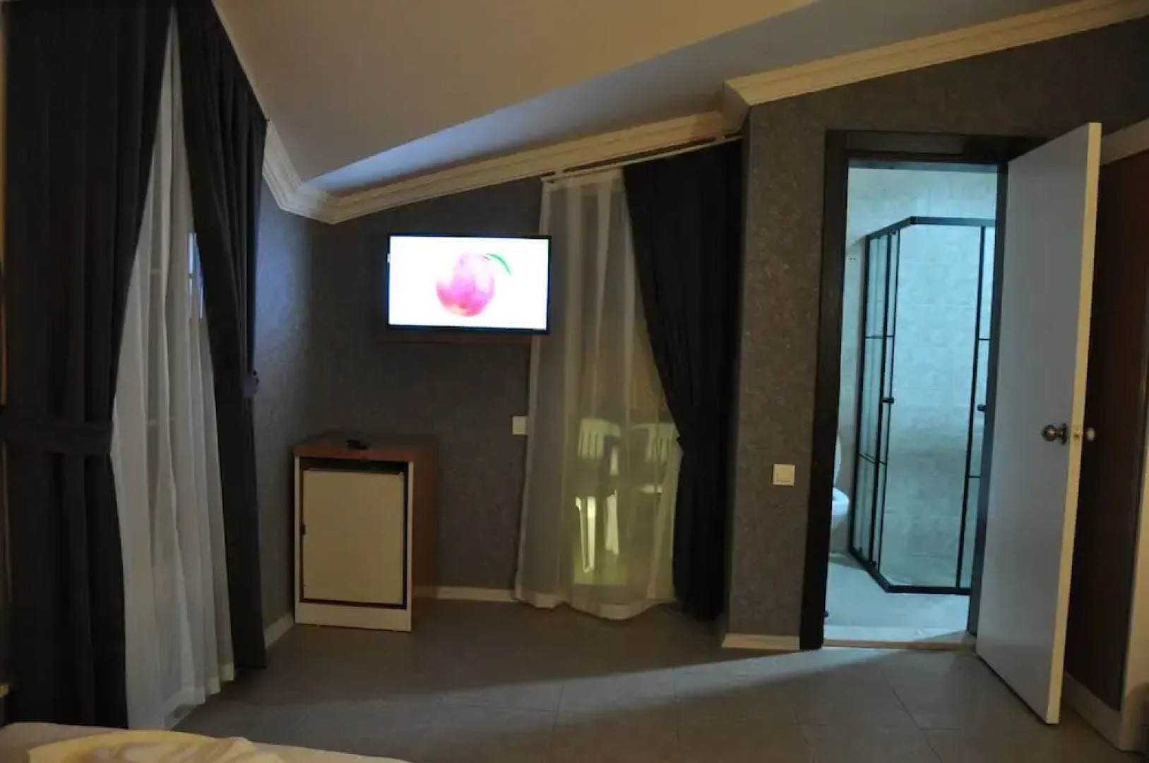 Anita Kemer Noch Hotel