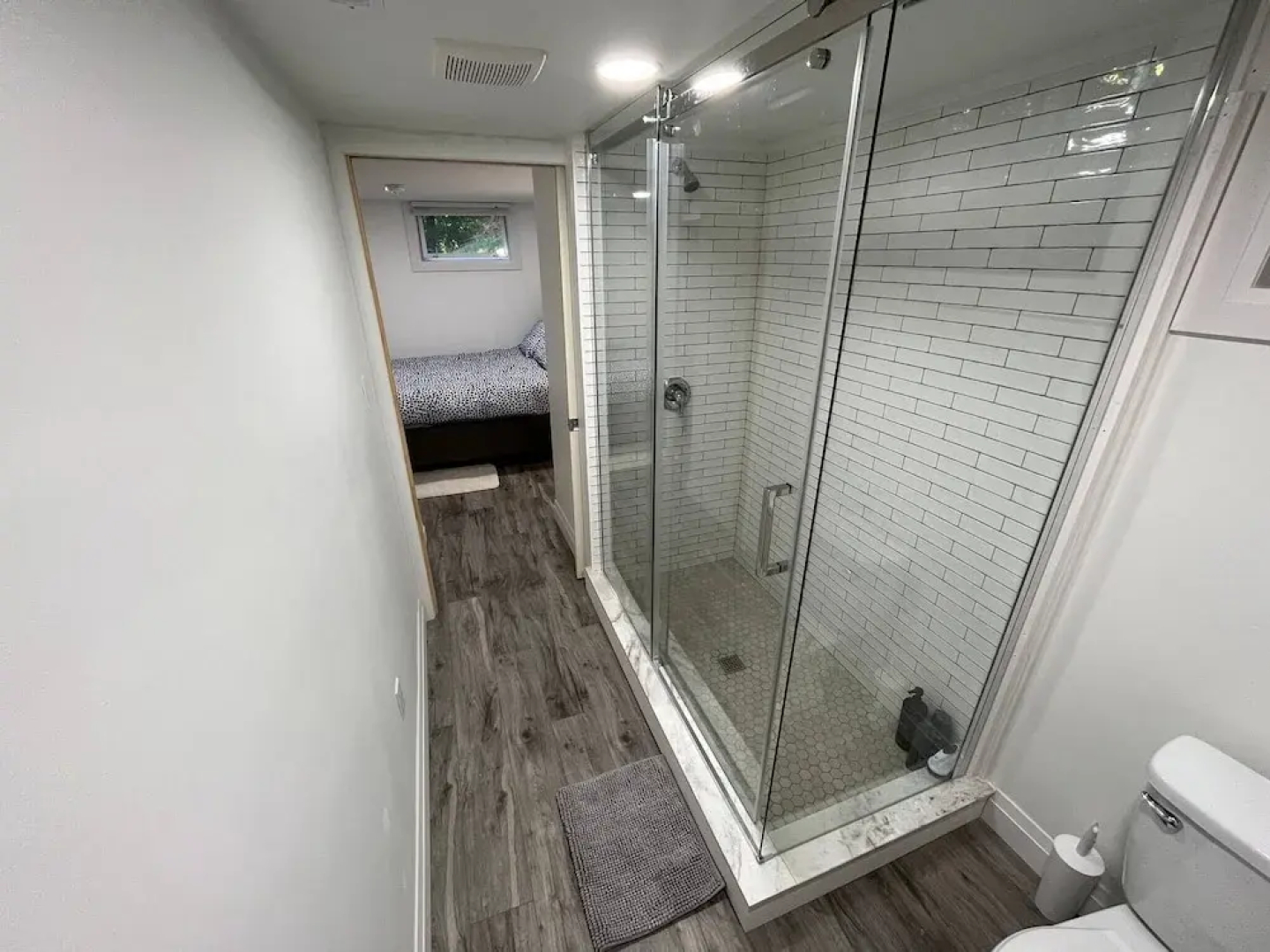 Adorable 1 Bedroom Suite With Kitchen &