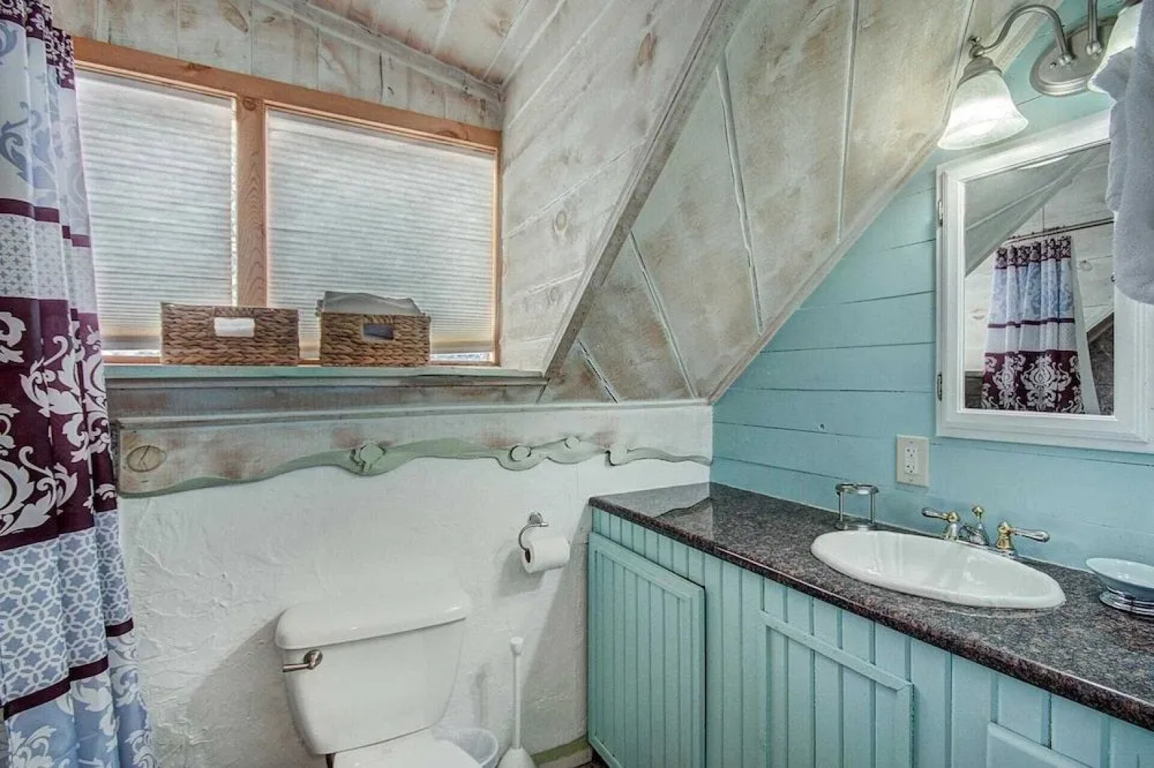 Lazy Dog Lodge 3 Bedroom Home by RedAwning