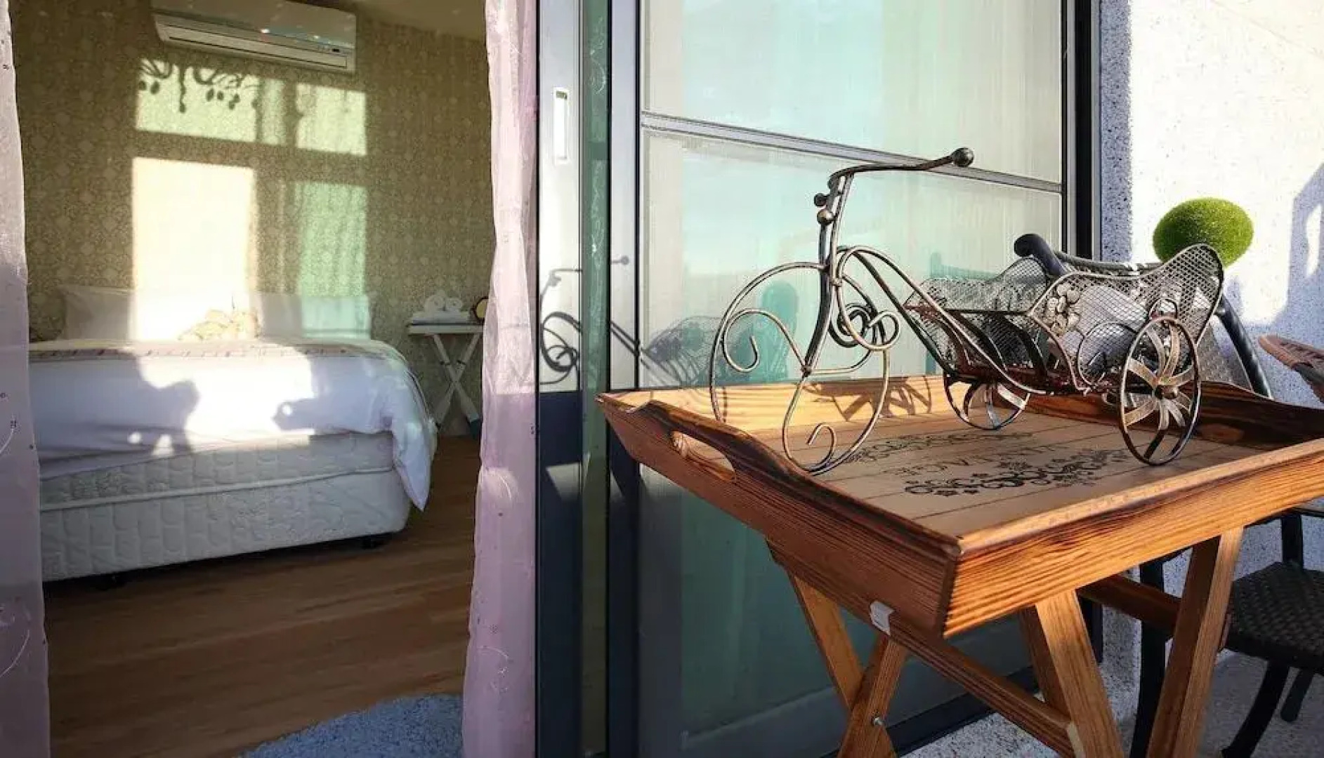 Textile Girl Romantic Homestay