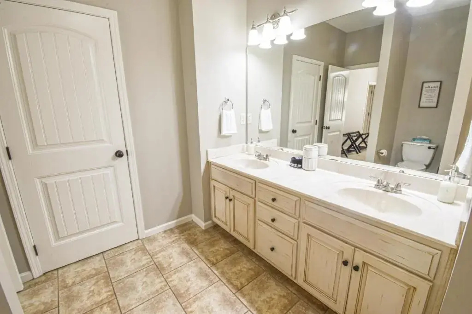 The Crimson Retreat Only 5 Miles to the Stadium BBQ Coffee Games