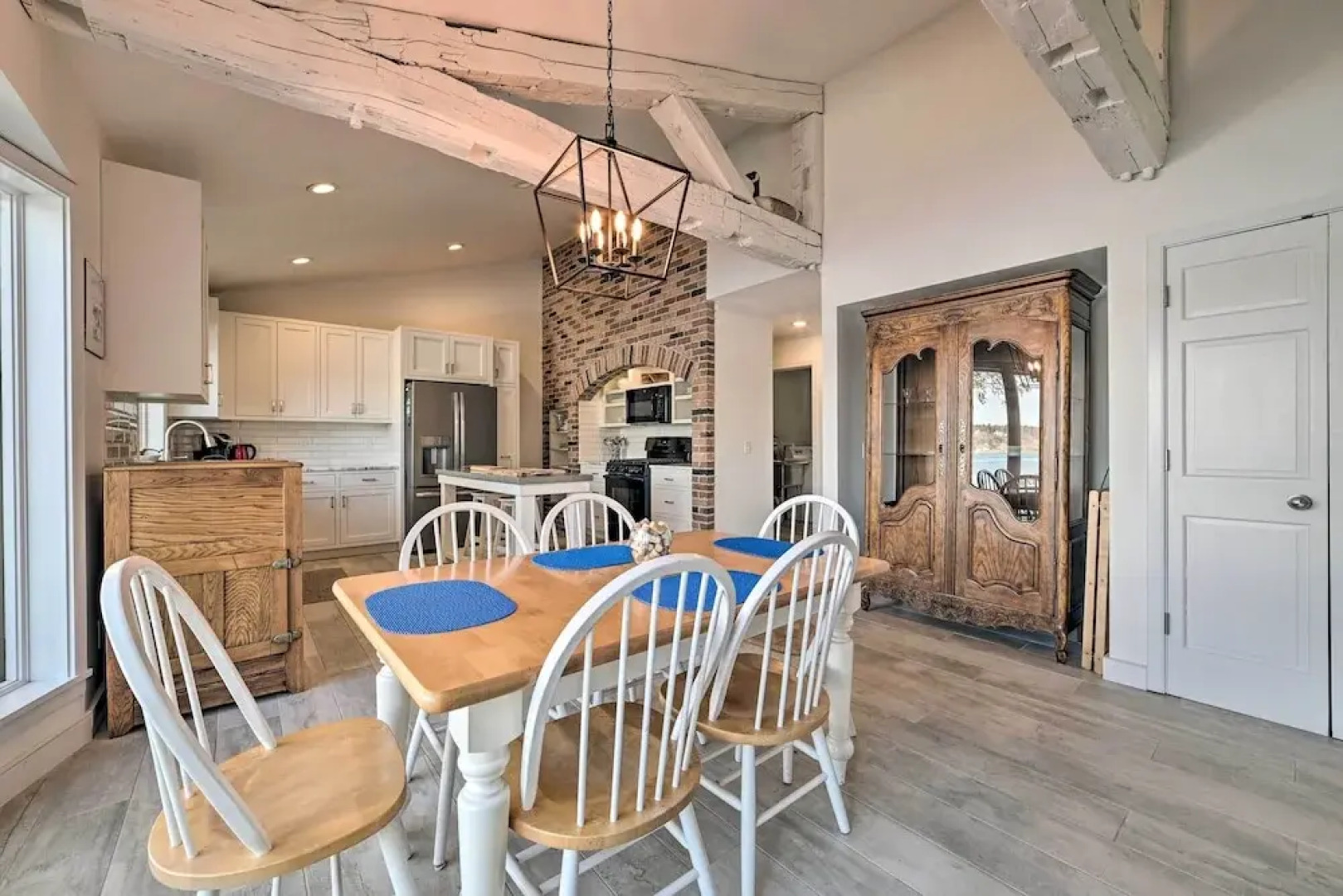 2 Living Areas, Tennis! Waterfront Suttons Bay Gem