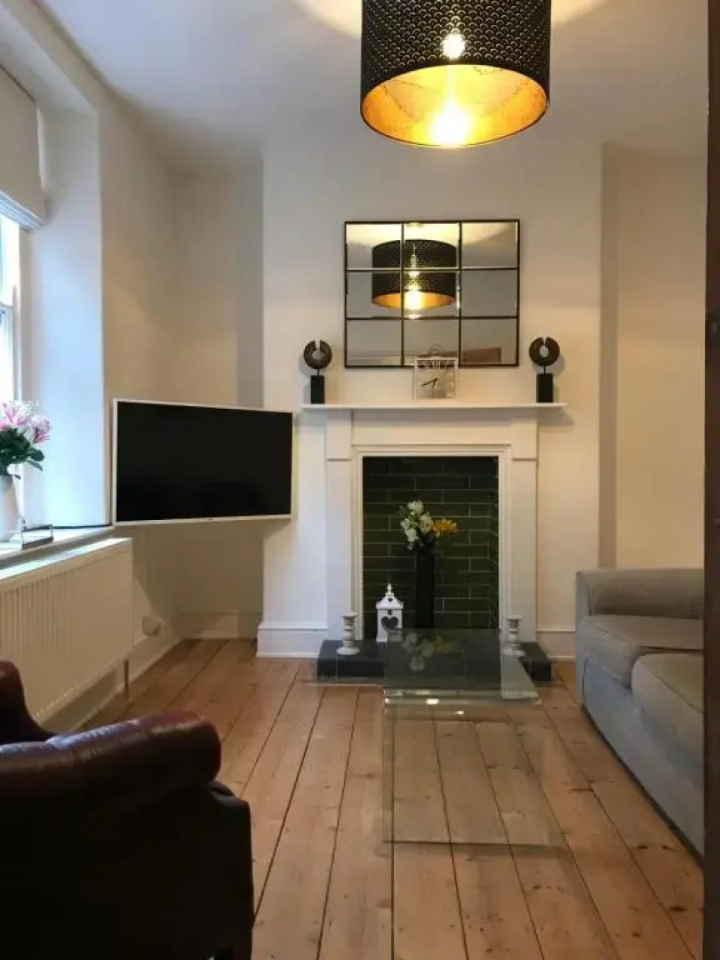 2 bed period cottage sleeps 4 in central Crickhowell