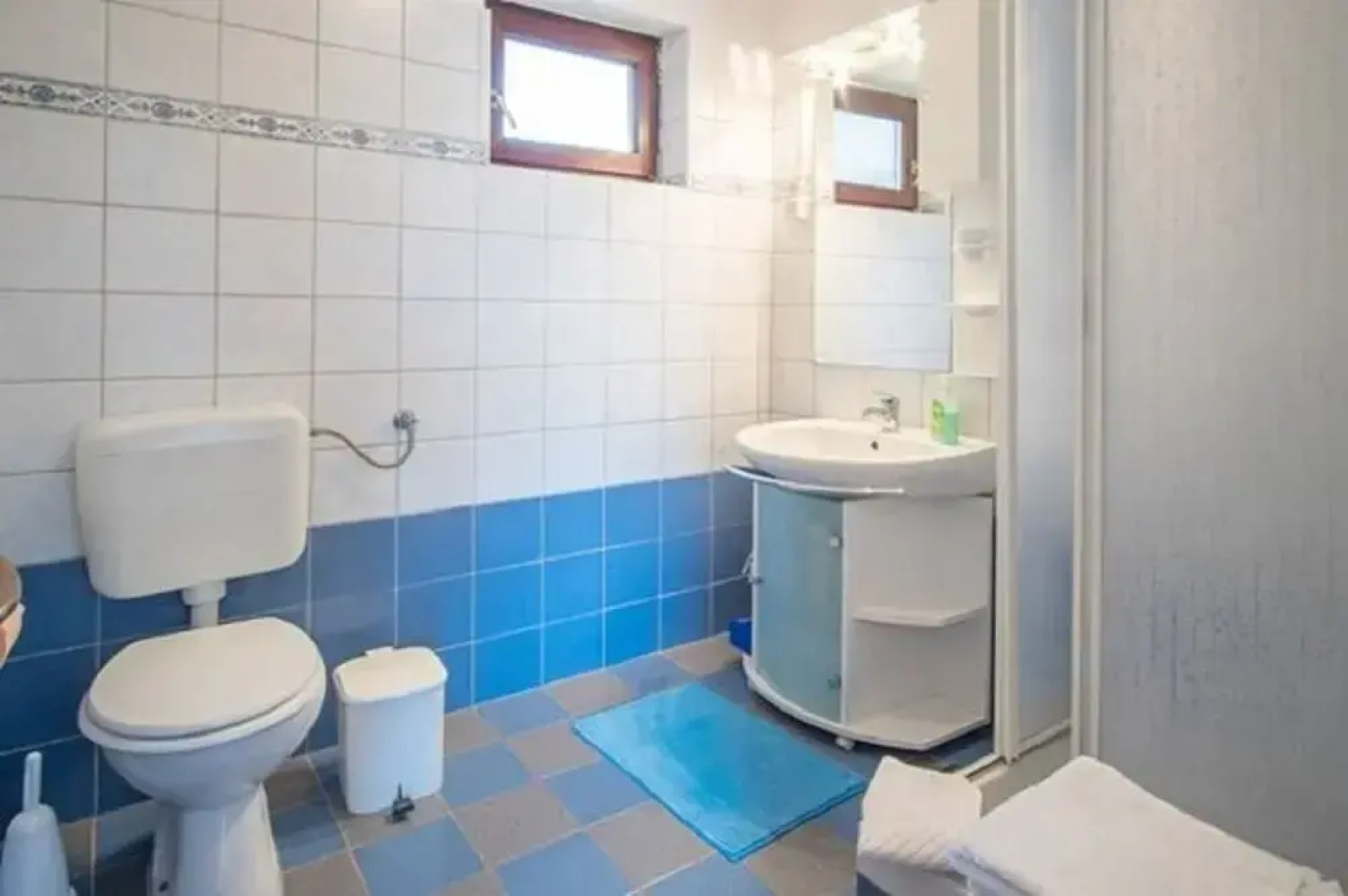 Apartment and Rooms Luka