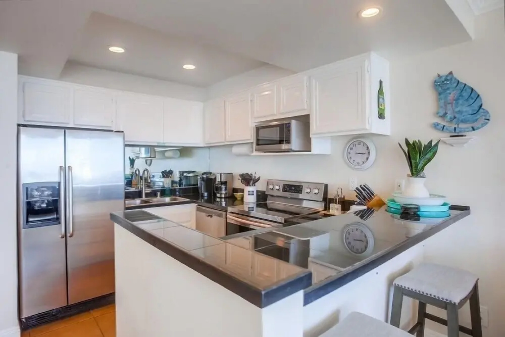 Oceanfront 1 bedroom, Pool, Spa, Beach Access by RedAwning