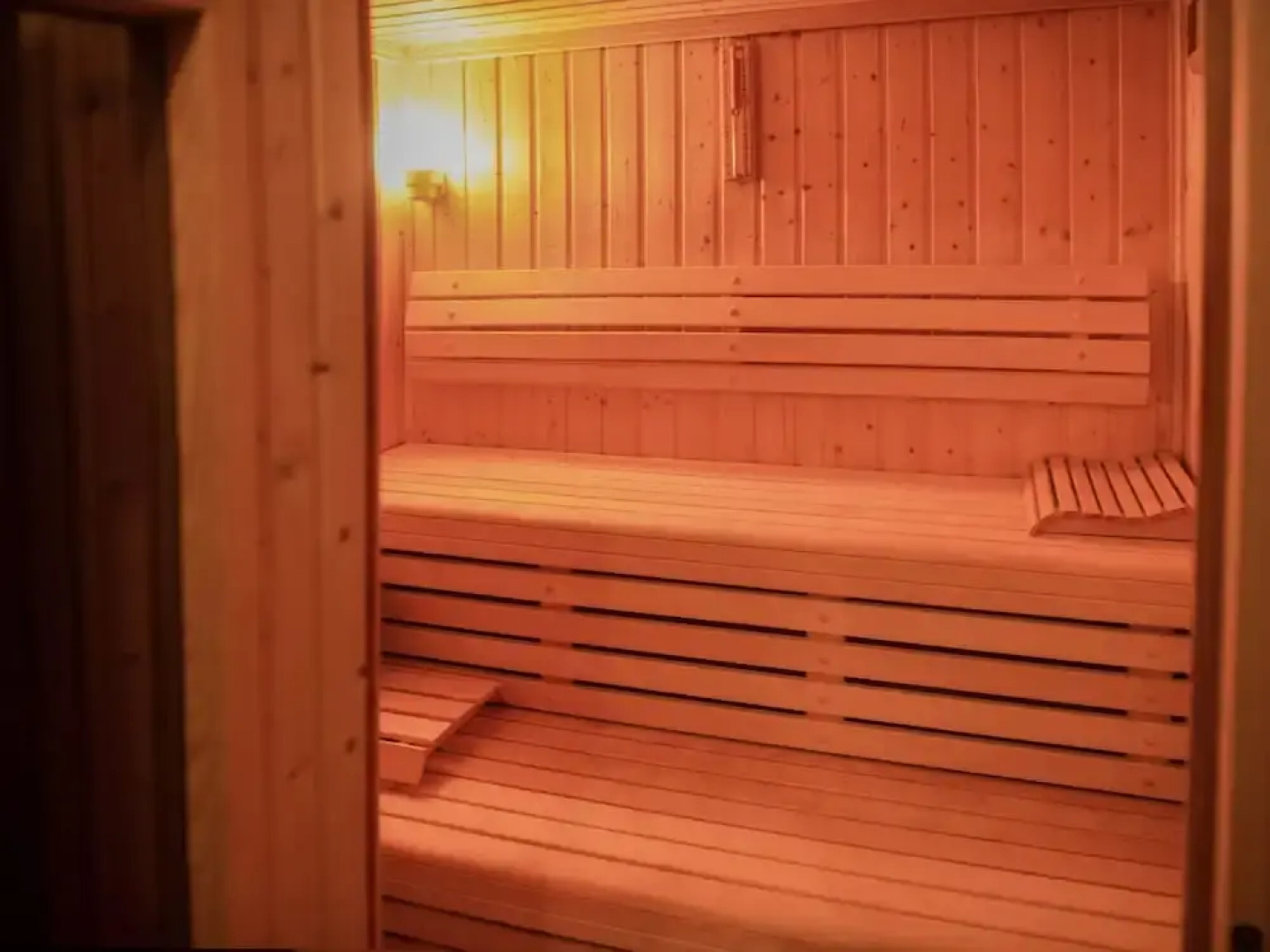 Elegant Holiday Home in Pella With Jacuzzi