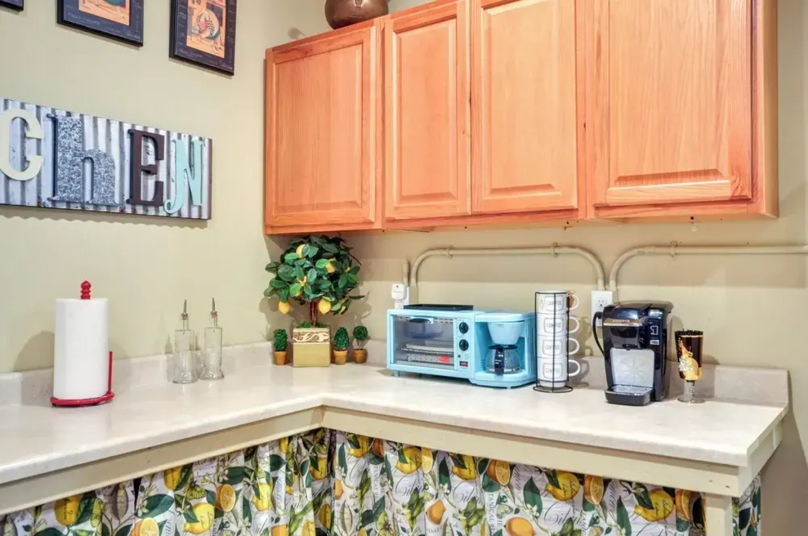 Inviting Studio w/ Patio, 15 Mi to Portland!