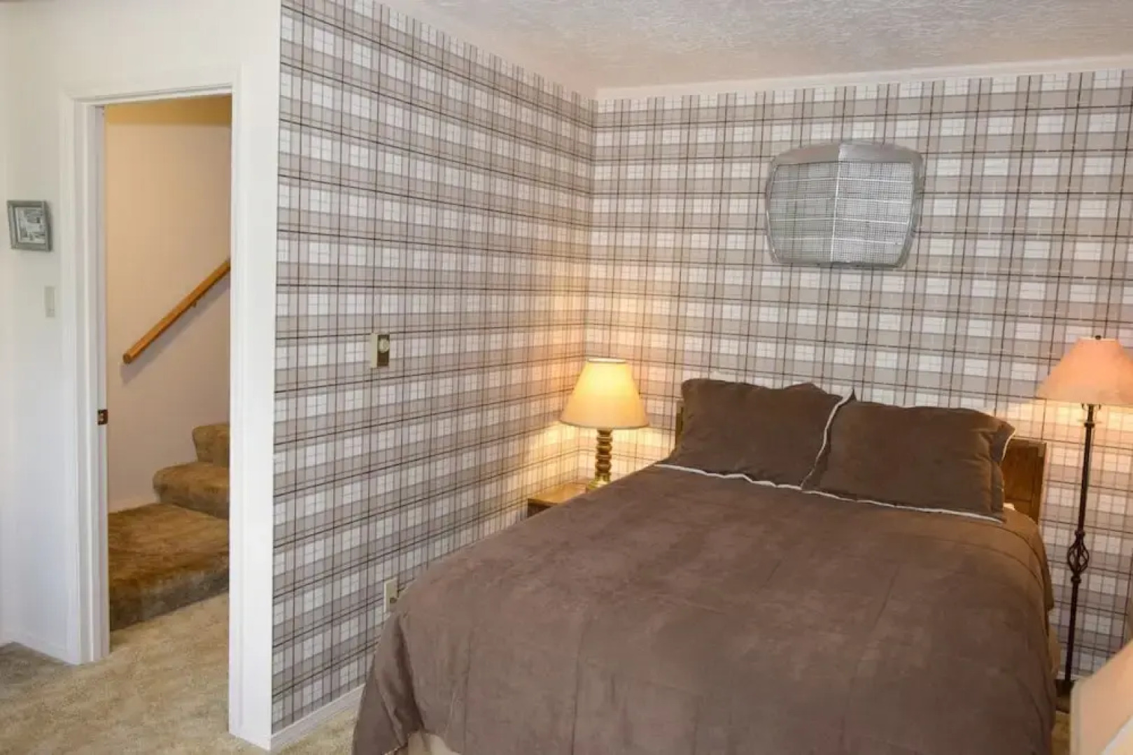 Claim_jumper_townhouse_19