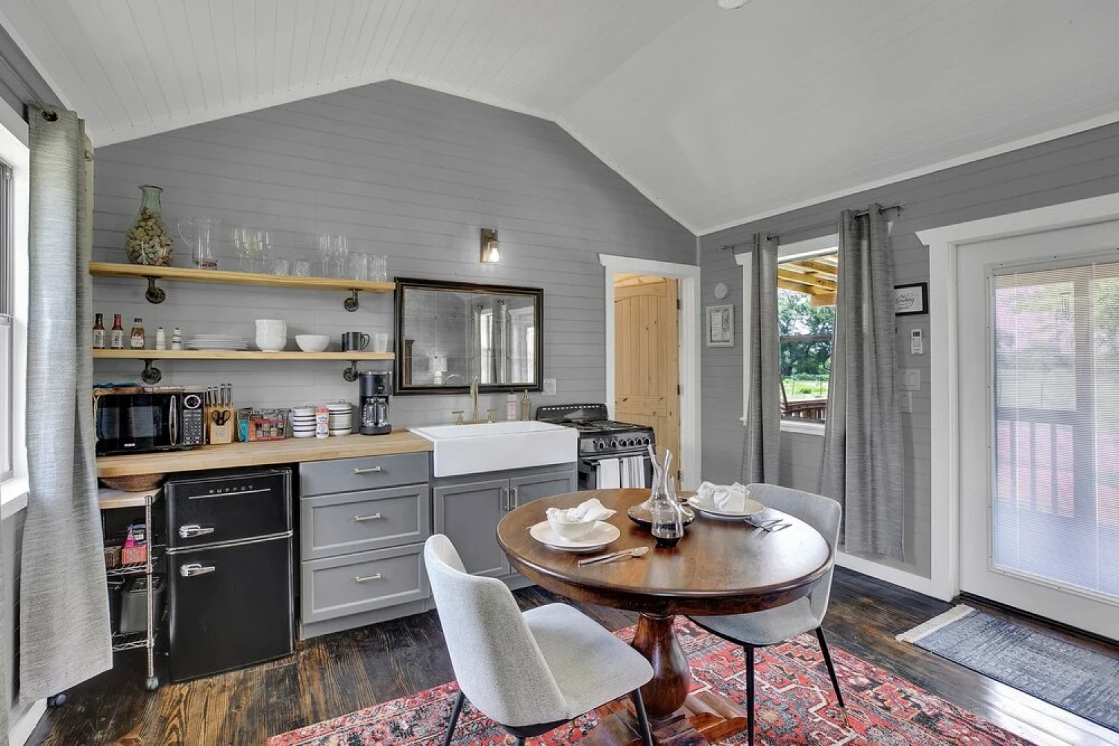 Luxurious and Intimate Cottage in FredWine Country