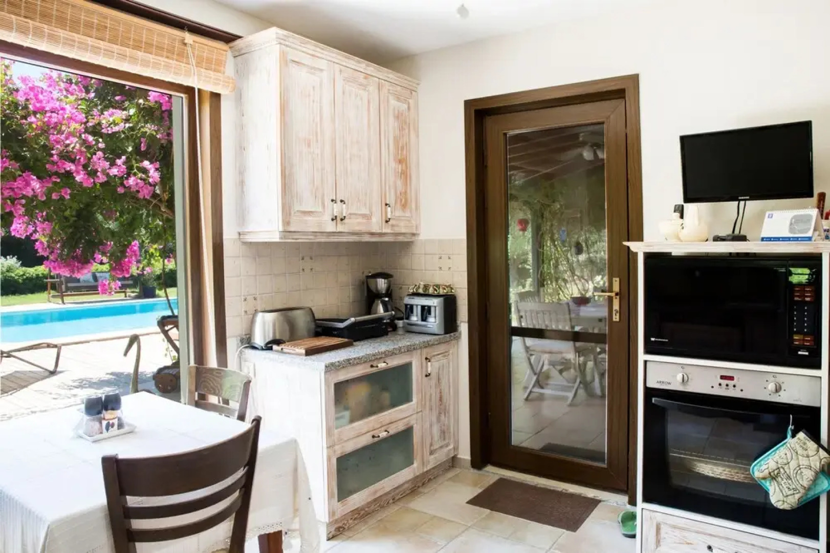 Important Group Villa Costa