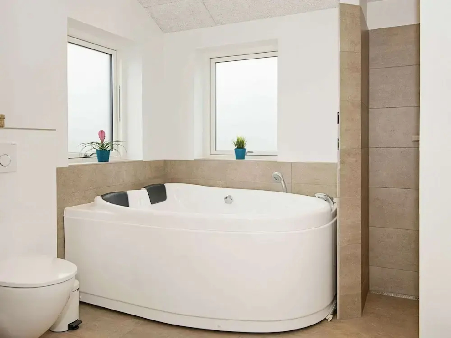 Spacious Holiday Home in Humble With Beach Nearby
