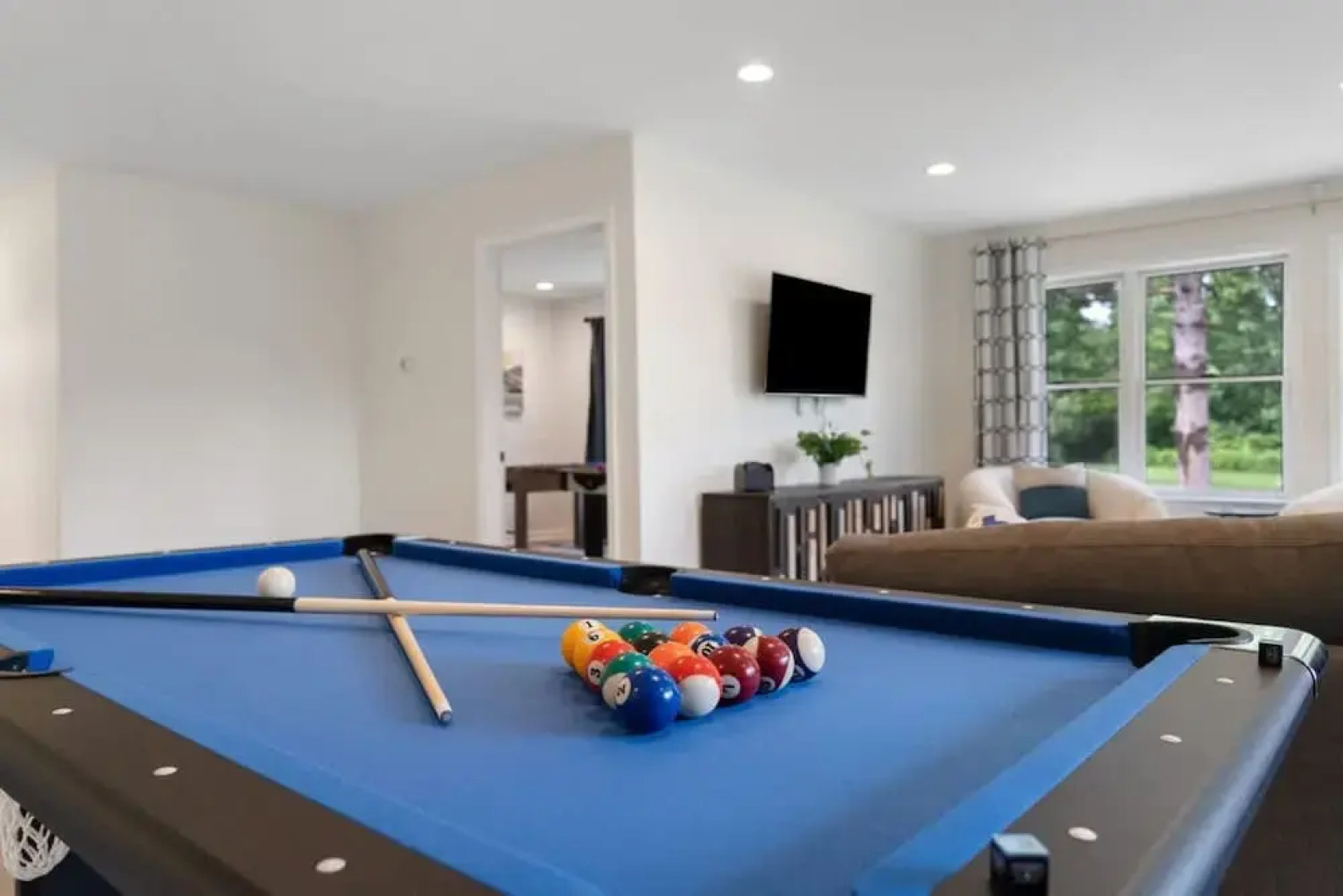 Charming Poconos Retreat w spa Fire pit Deck