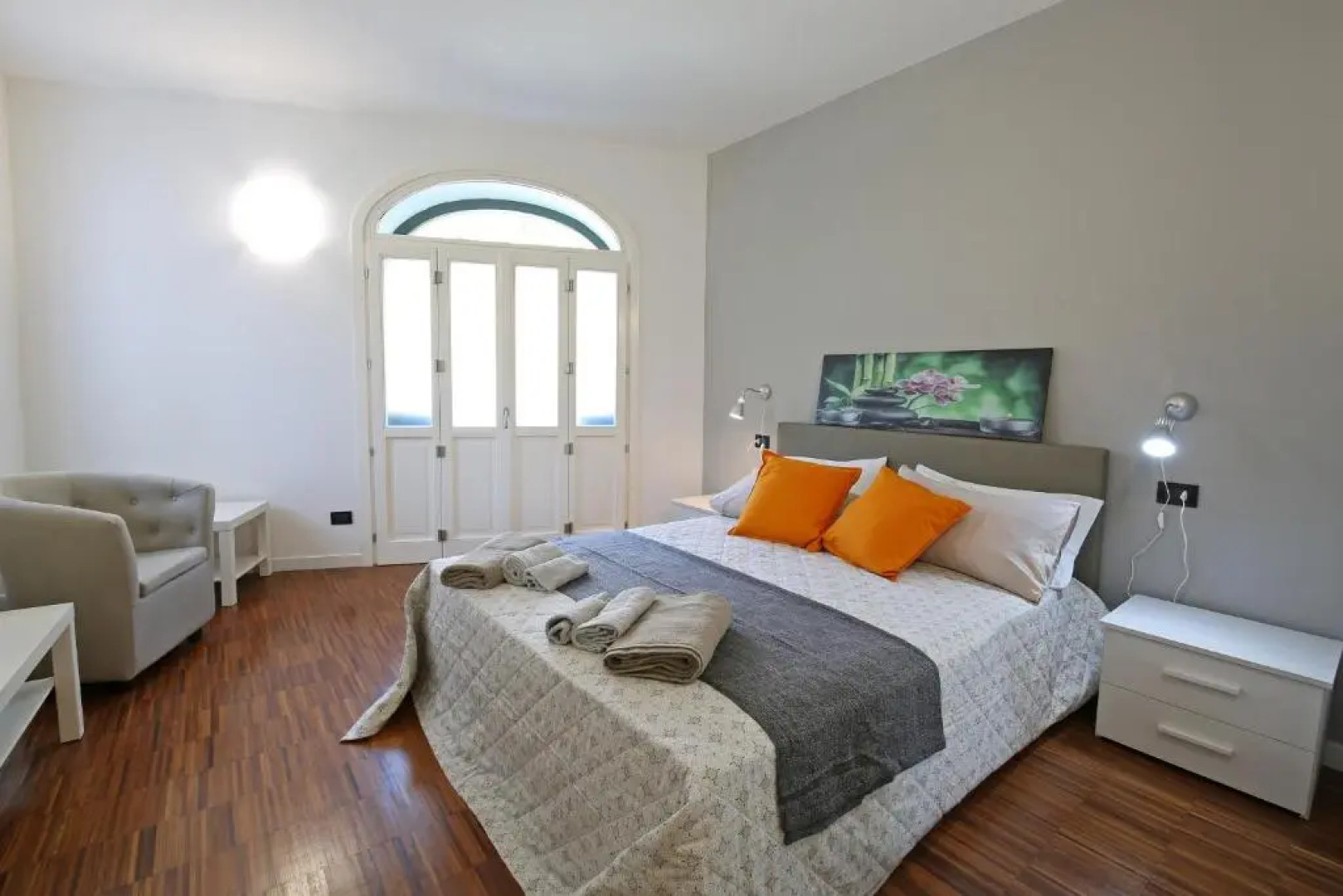 BELLAGIO DREAMS APT, pool, with private garden, near lake