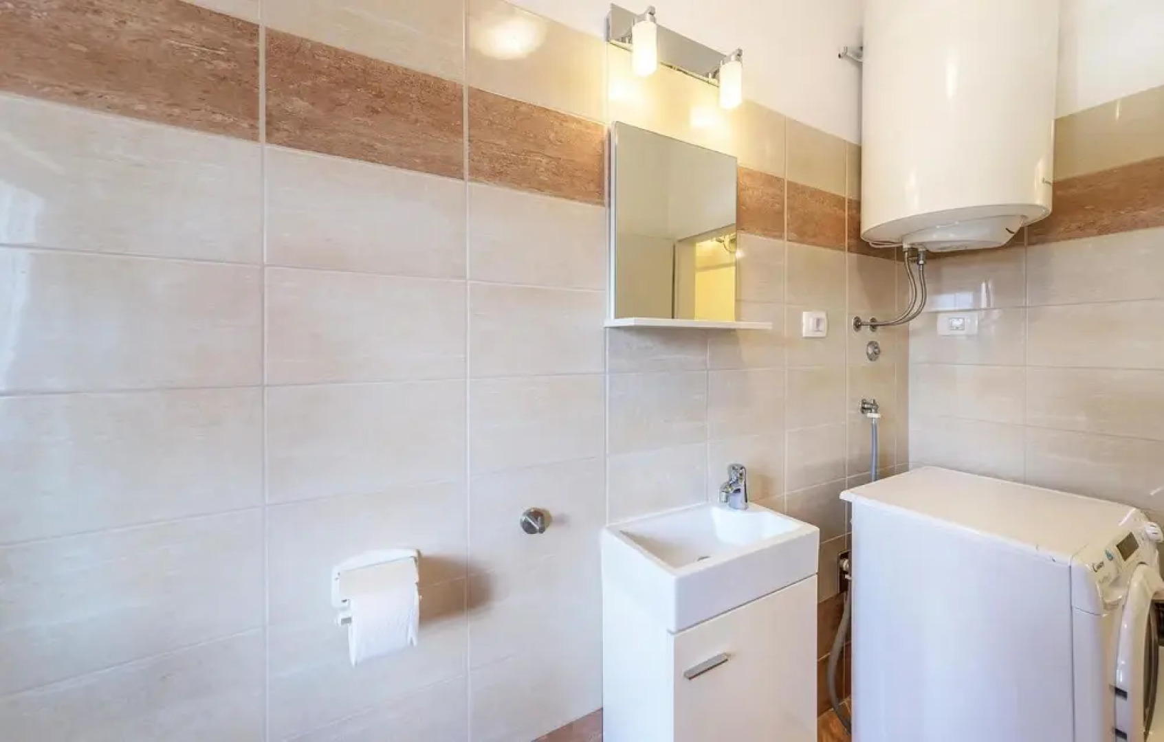 Stunning Apartment in Muntic With 3 Bedrooms and Wifi