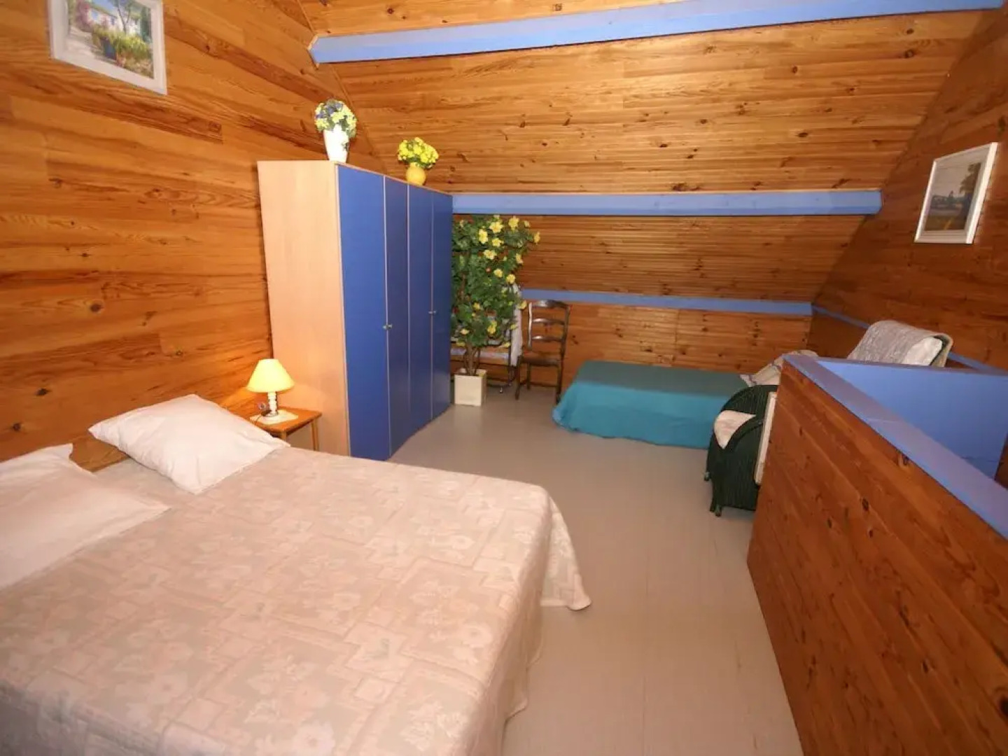 Attractive, detached holiday home, situated at only 300 m from the sea and the sandy beach.