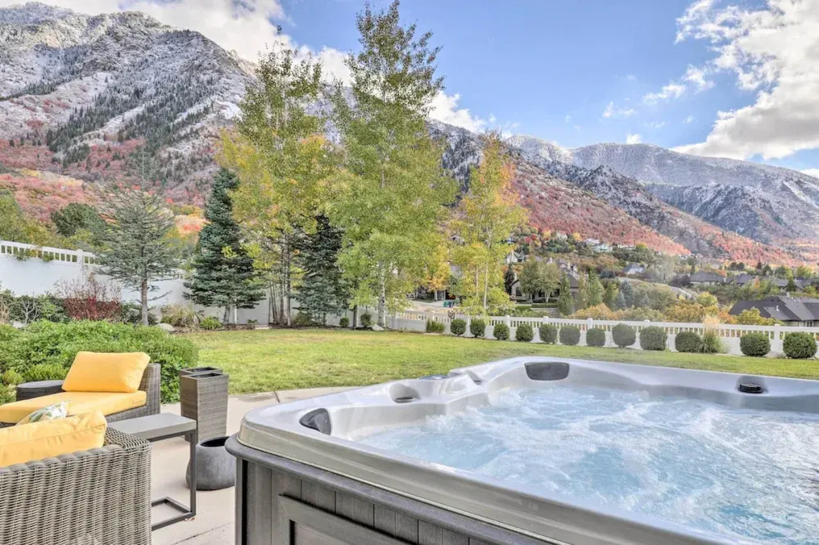 Luxe Sandy Home w/ Hot Tub: 9 Mi to Skiing!