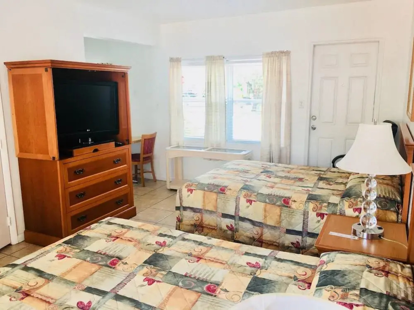 Richards Motel Courtyard