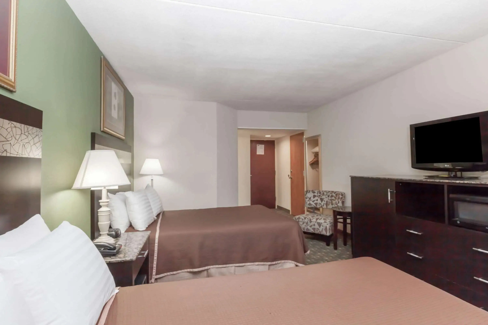 Howard Johnson Hotel by Wyndham Newark Airport