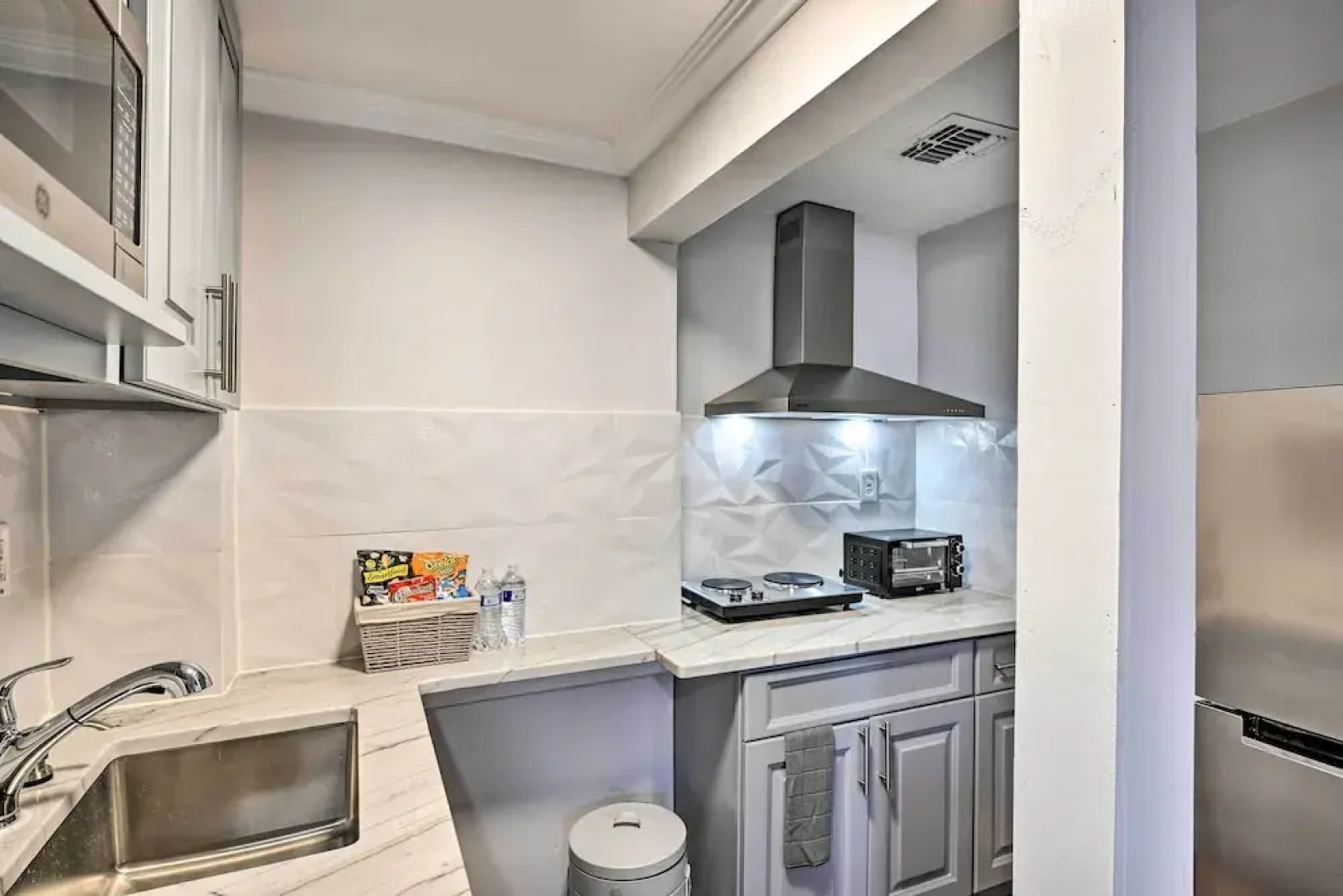 Bay Shore Vacation Rental ~ 7 Mi to the Beach