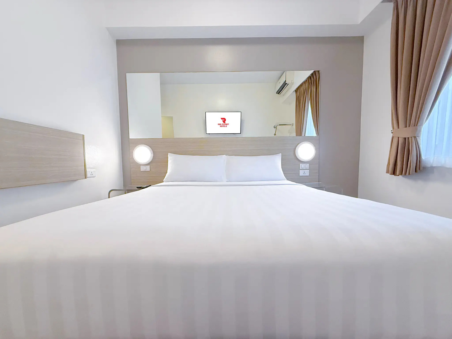 Red Planet Makati Amorsolo