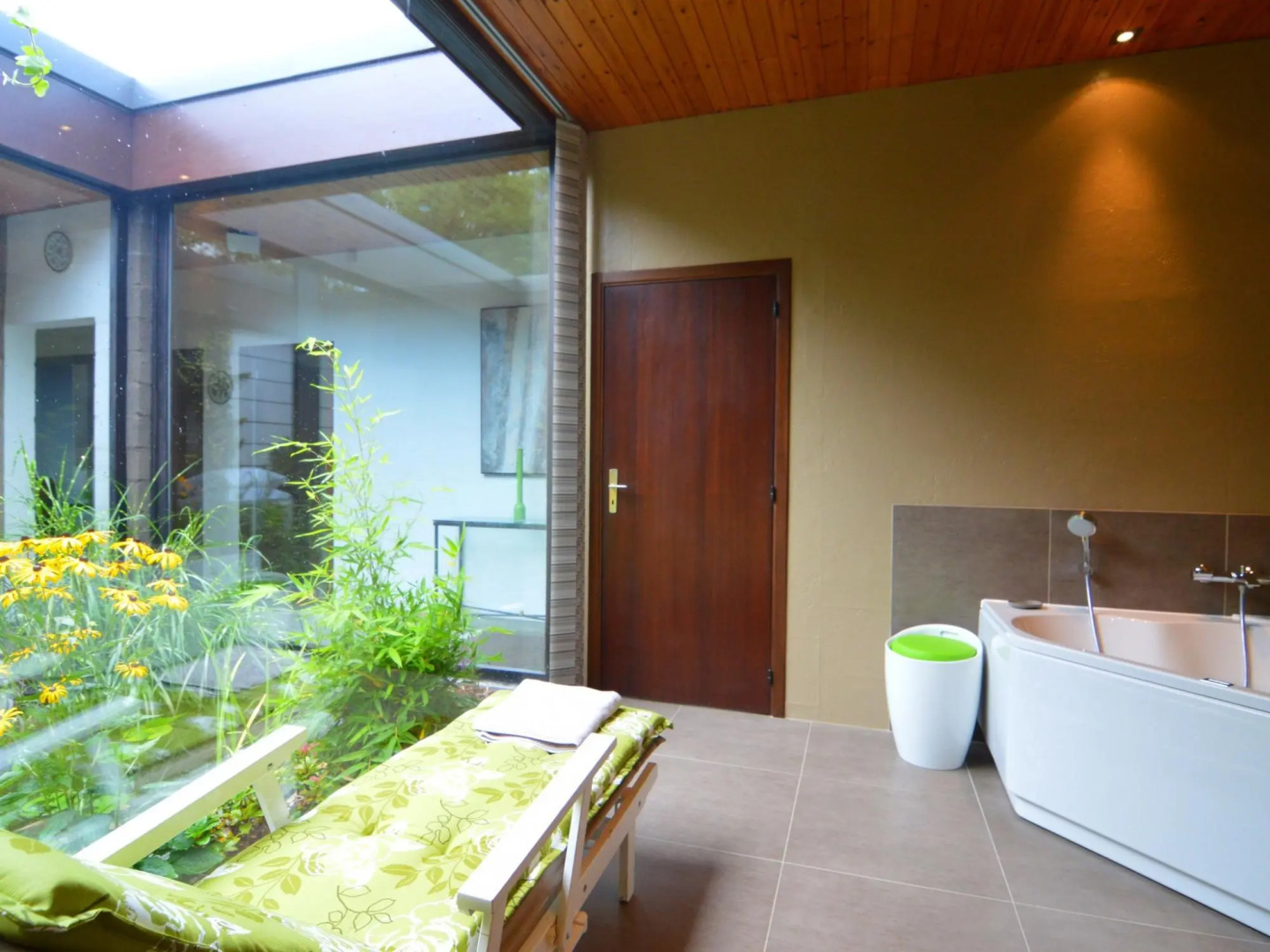 Luxury Villa with Swimming Pool near F1 Circuit