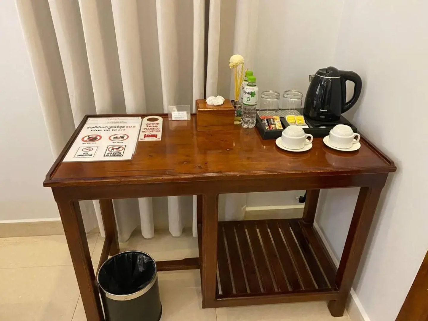 Two Moons Hotel - Hostel