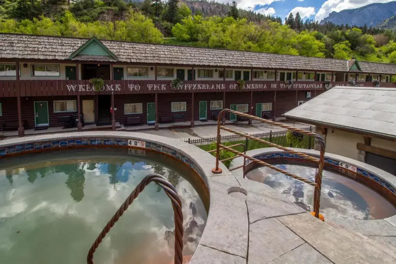 Twin Peaks Lodge & Hot Springs