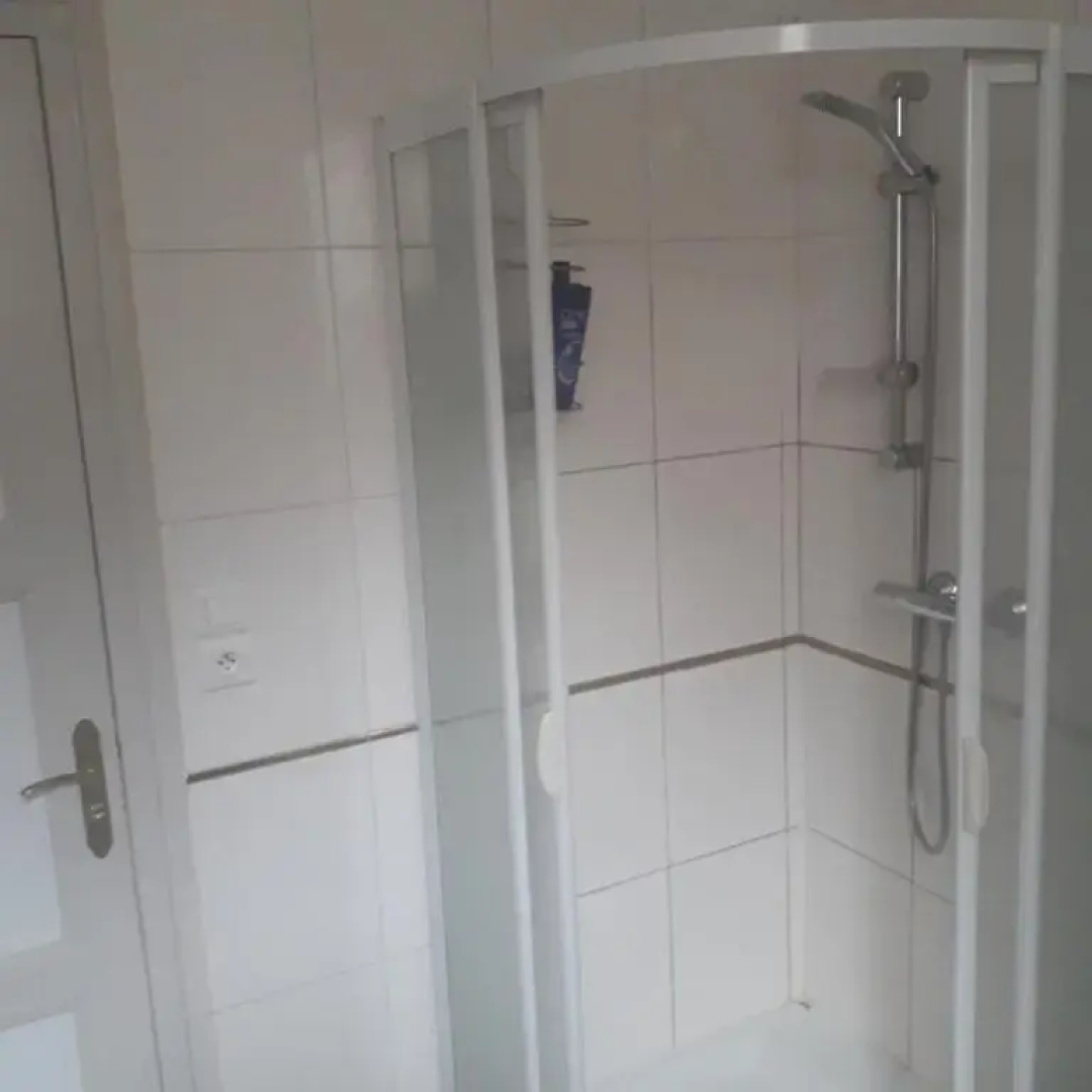 Petite chambre meublée au cœur de ville - chez l'habitant
