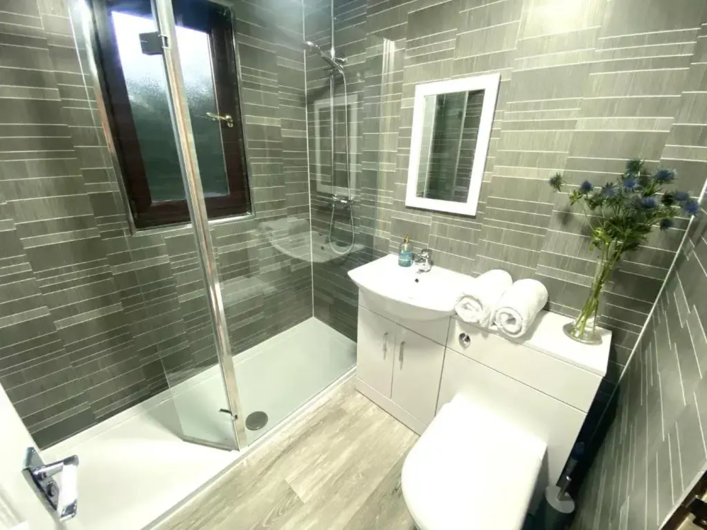 Stunning 4-bedroom Cabin With Hot Tub in Beattock!