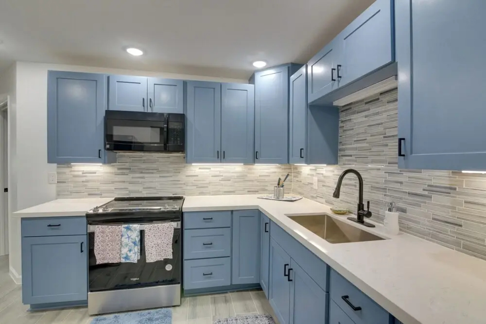 9 Mi to Crystal Beach: Pet-friendly Apt w/ Balcony