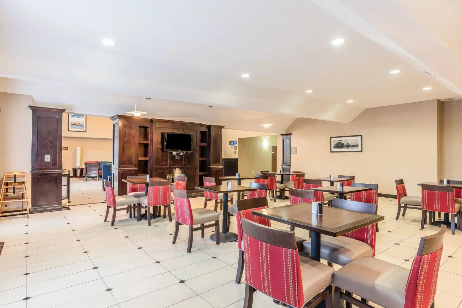 Magnolia Bay Hotel & Suites