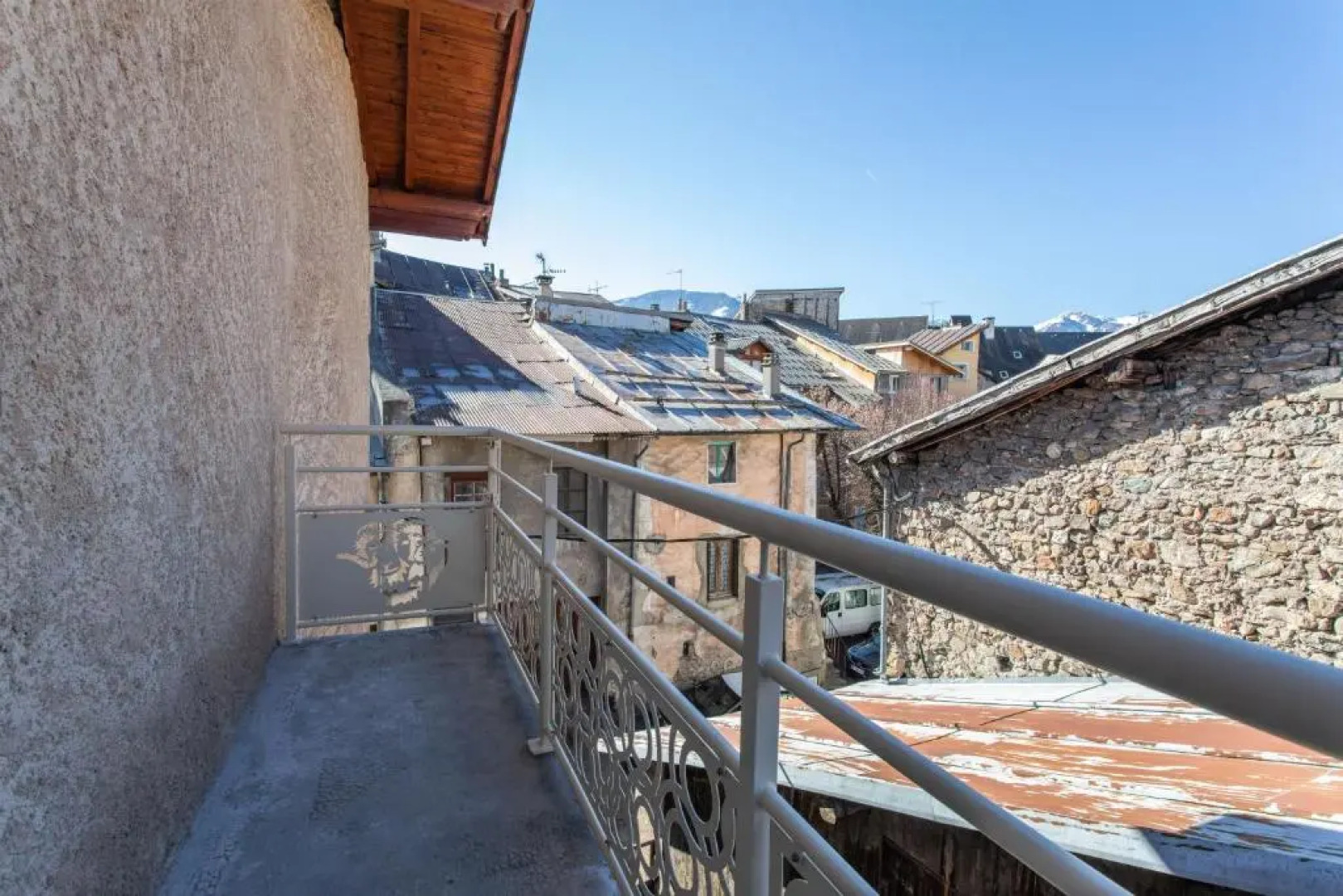Le bélier 2nd étage avec balcon au centre ville d'Embrun