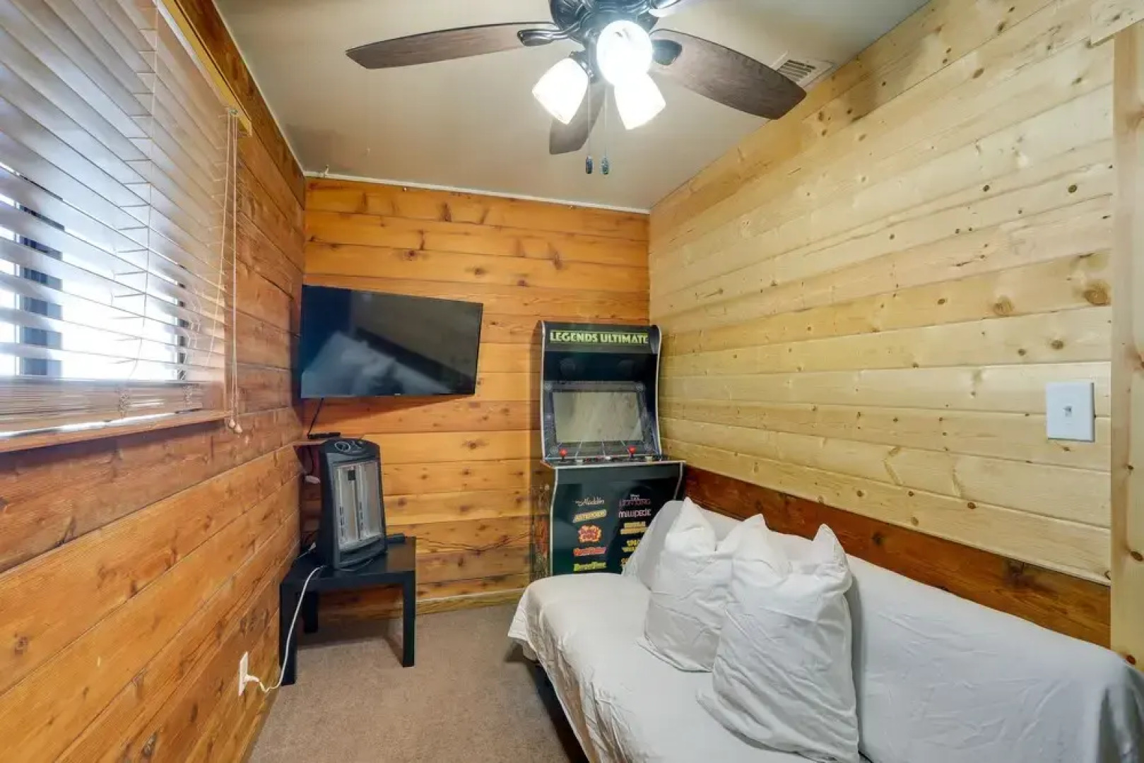 Flagstaff Home w/ Hot Tub, 4 Mi to Walnut Canyon!