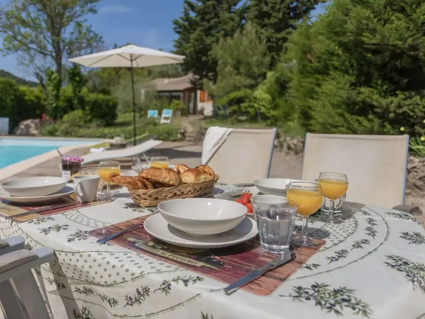 Huge Villa in Montbrun-des-corbières With Swimming Pool