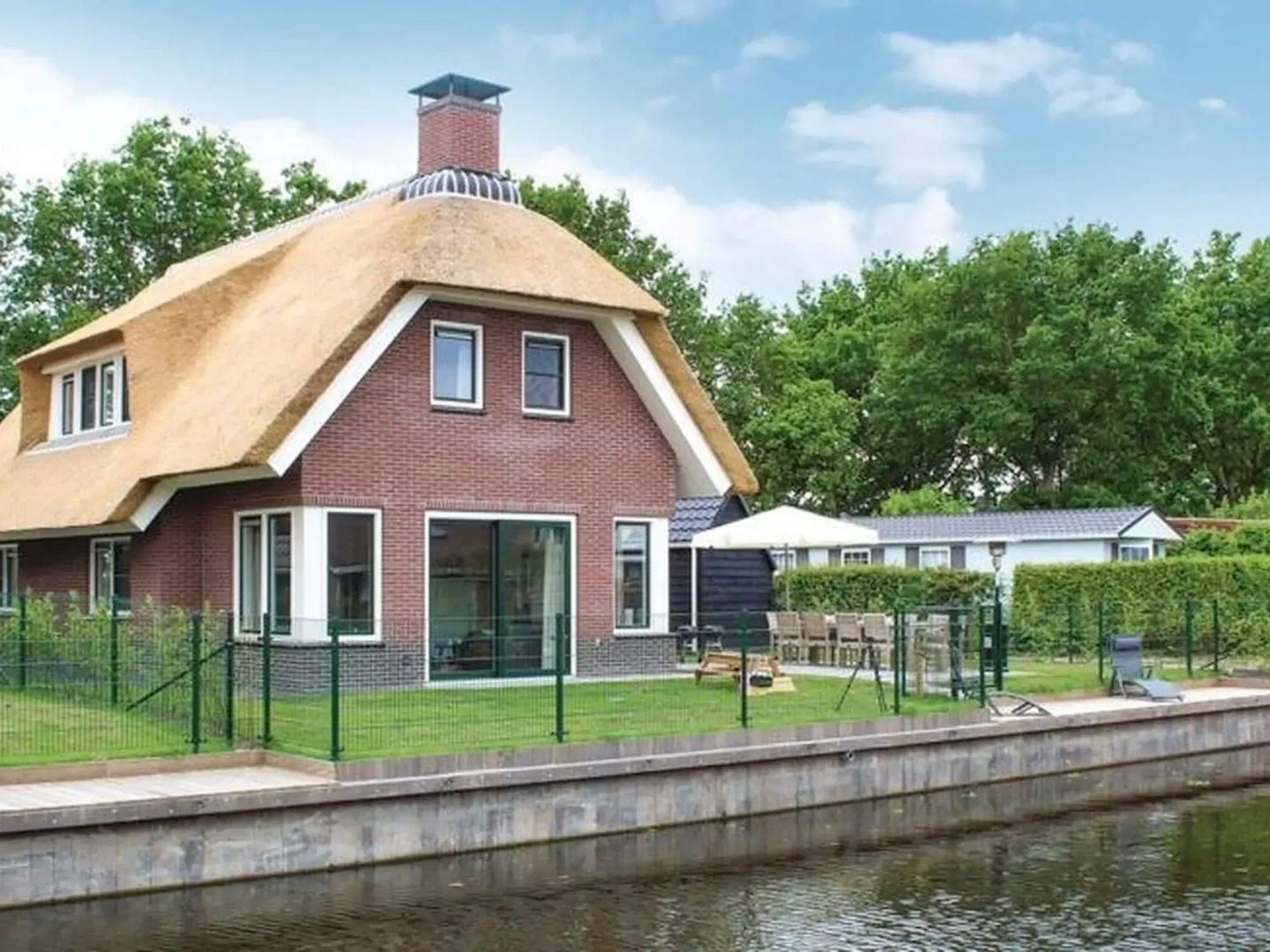 Beautiful villa with enclosed garden, in a holiday park on the Frisian lakes