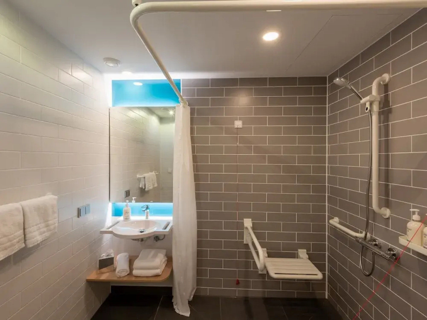 Holiday Inn Express Hamburg South A7 AS42 by IHG