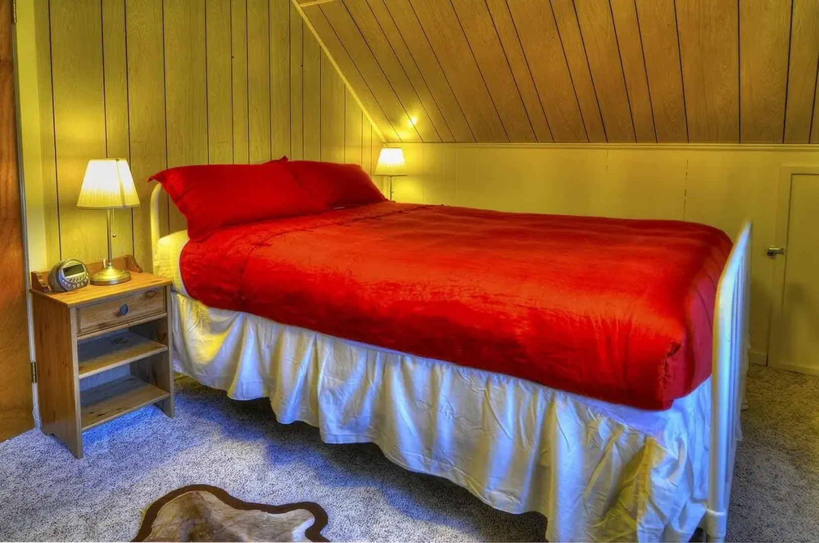 Red Hawk Hideaway - Two Bedroom Cabin with Hot Tub