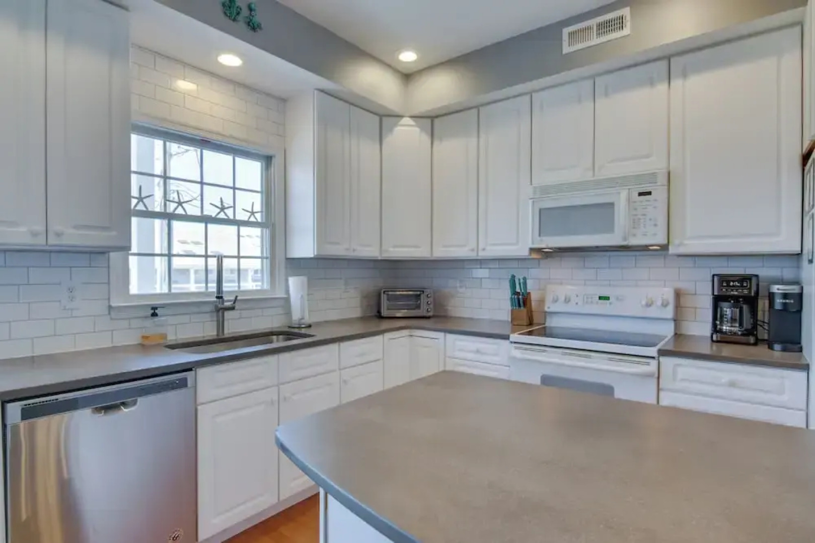 Bay-view Retreat w/ 5 Balconies in Bethany Beach!