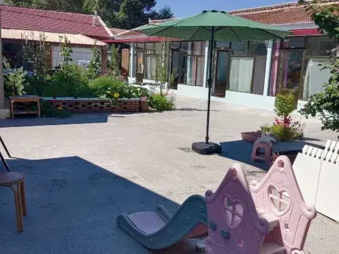 Liuji Family Hotel, Dolun