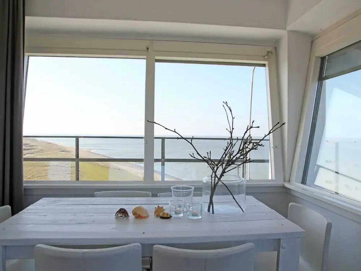 Vintage Holiday Home in Huisduinen near Sea Beach & Center