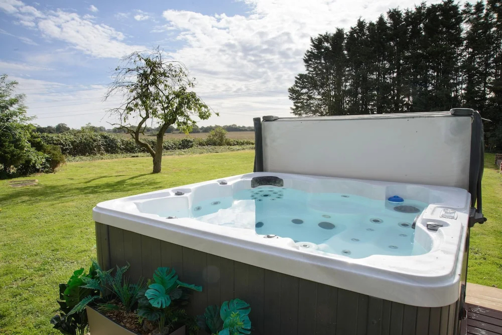 Deluxe 2 Bed Versace Hottub Skytv