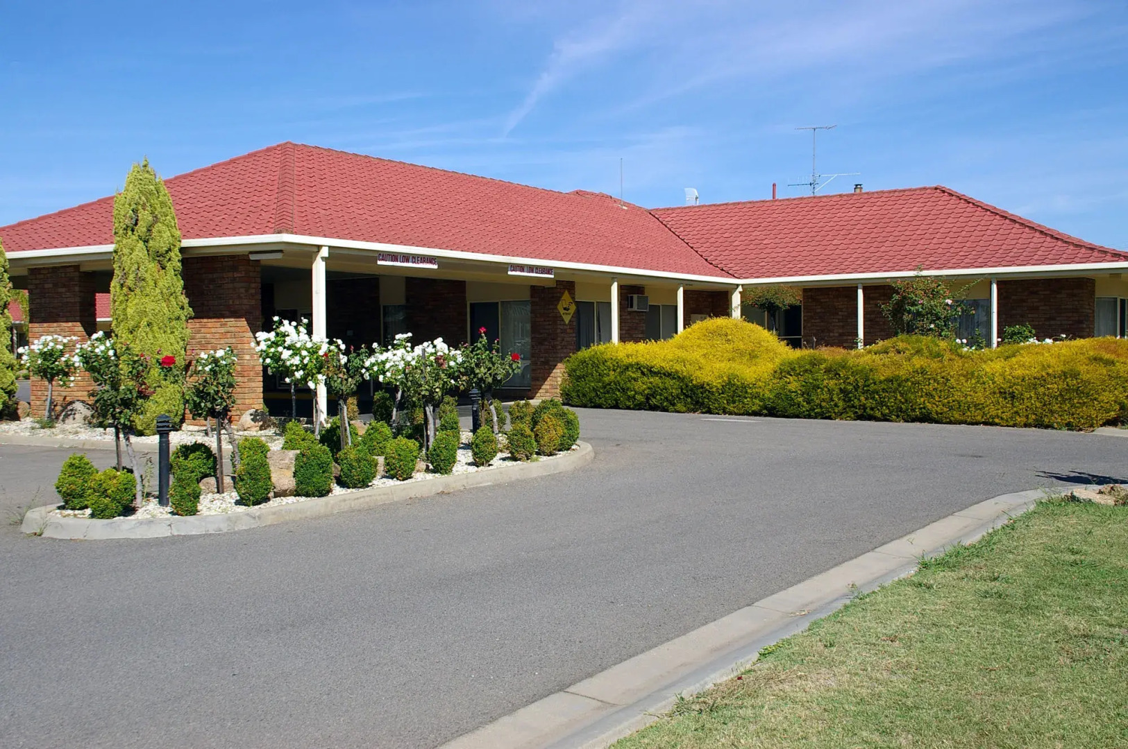 Pines Country Club Motor Inn