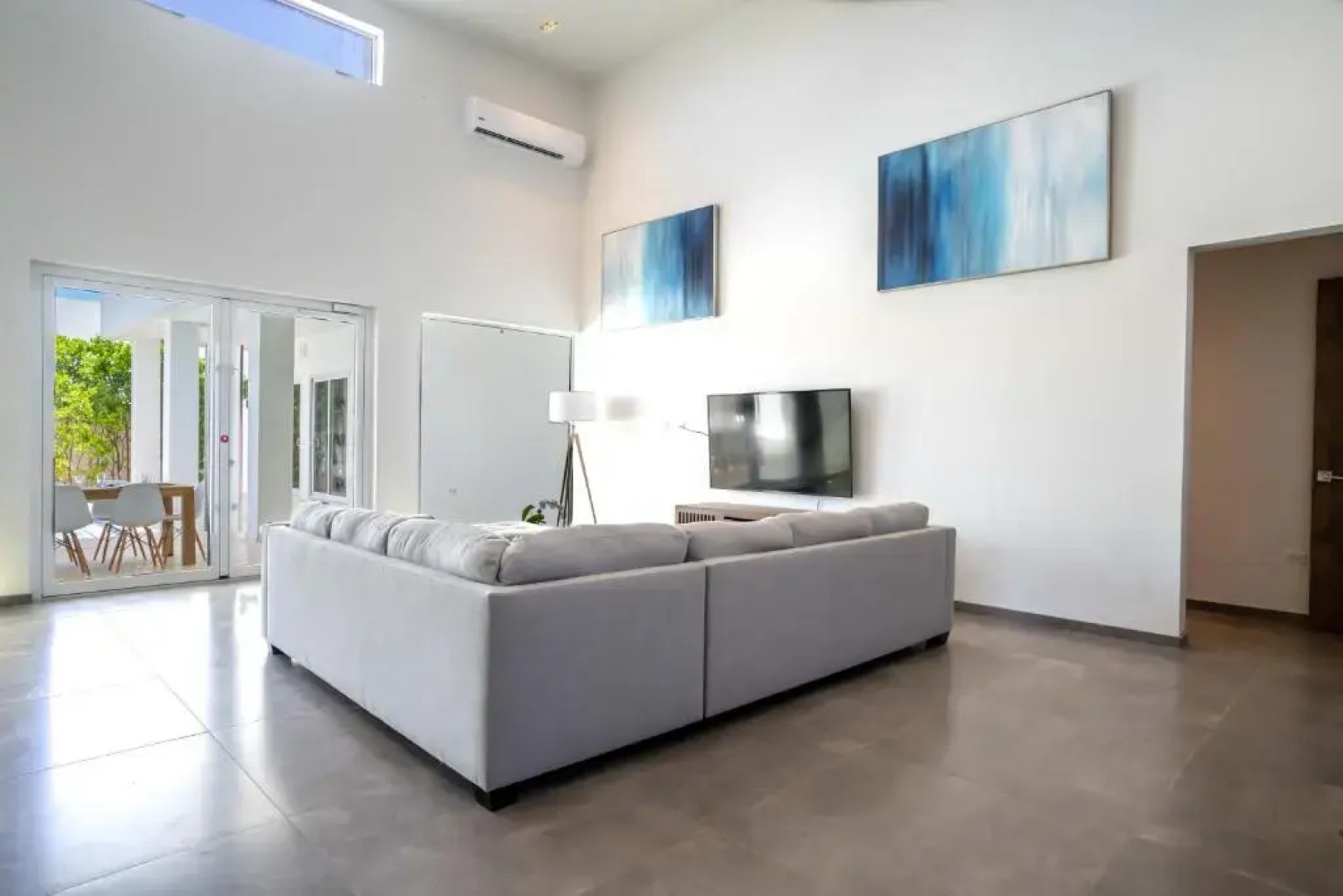 Grand Modern Villa 6-bedroom! Brand New! Heated Jacuzzi!