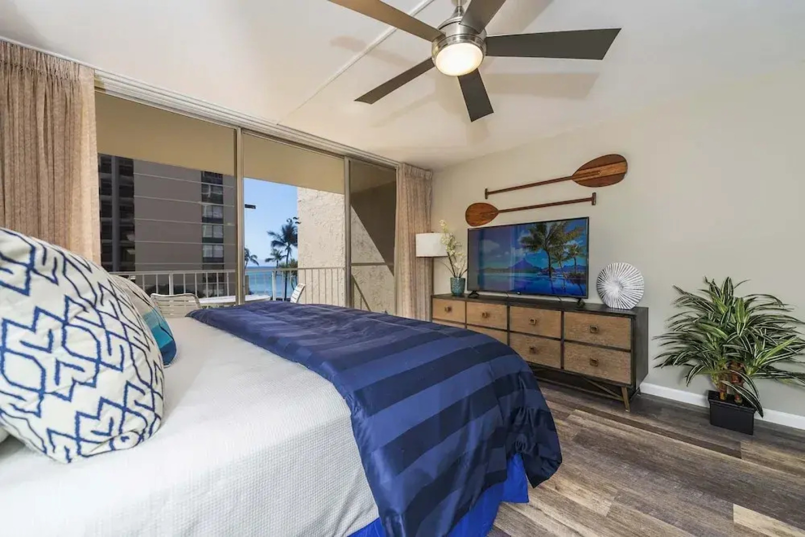 Royal Kahana 318 Studio Bedroom Condo by RedAwning