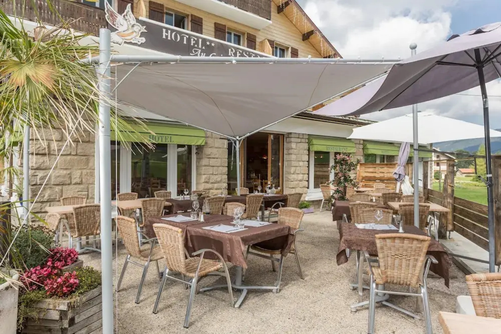 Logis Hôtel Le Gai Pinson